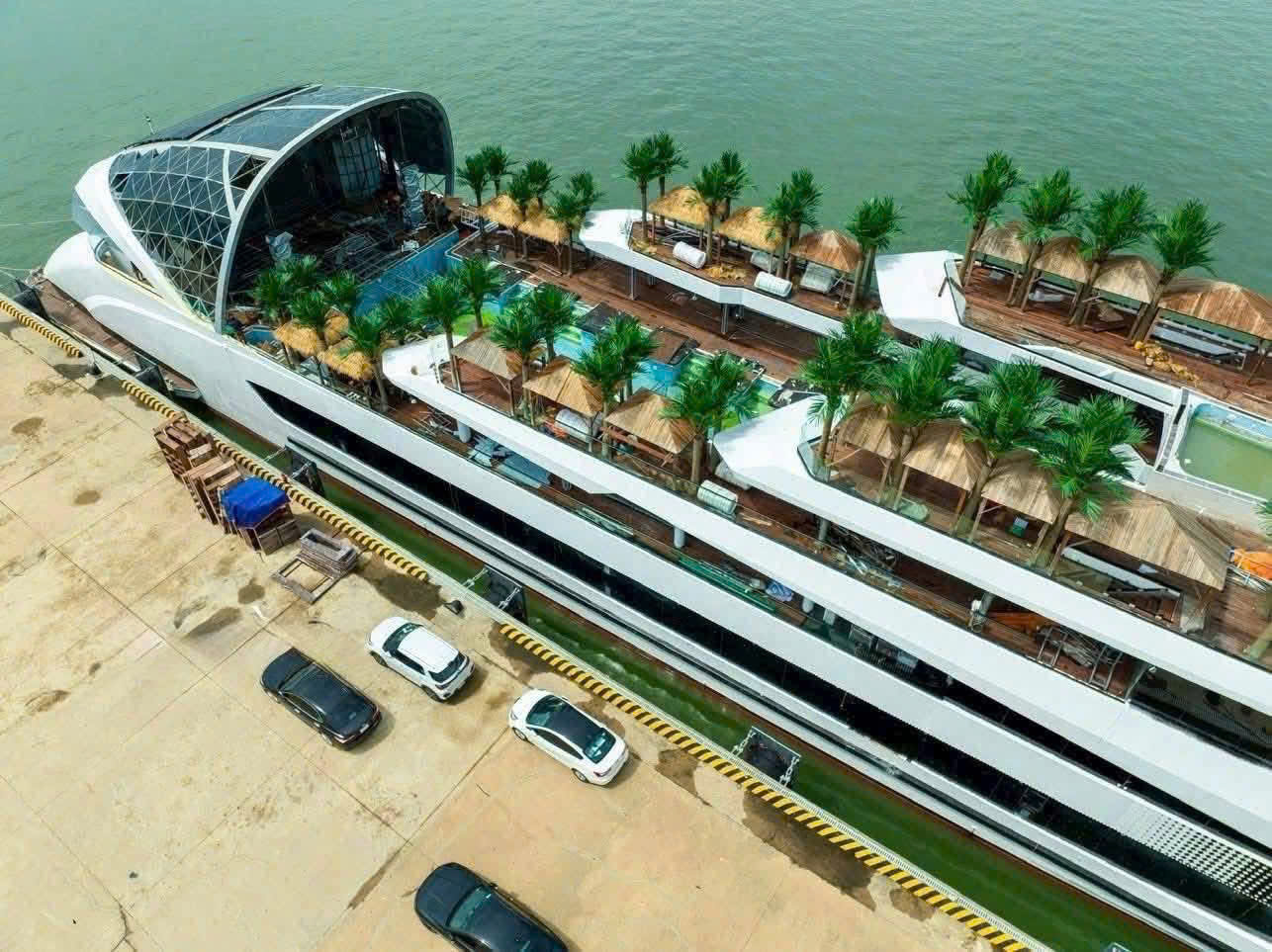 Siêu Du Thuyền Dolphin Hạ Long Siêu Du Thuyền Dolphin Hạ Long